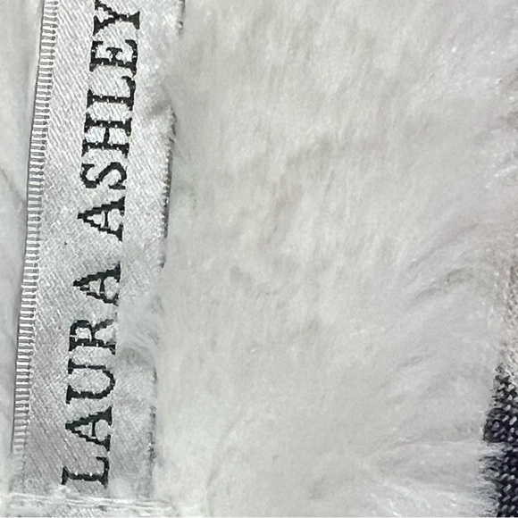 Laura Ashley White Fuzzy Heart Slip On Slippers Size M 6.5-7.5 - Picture 7 of 8